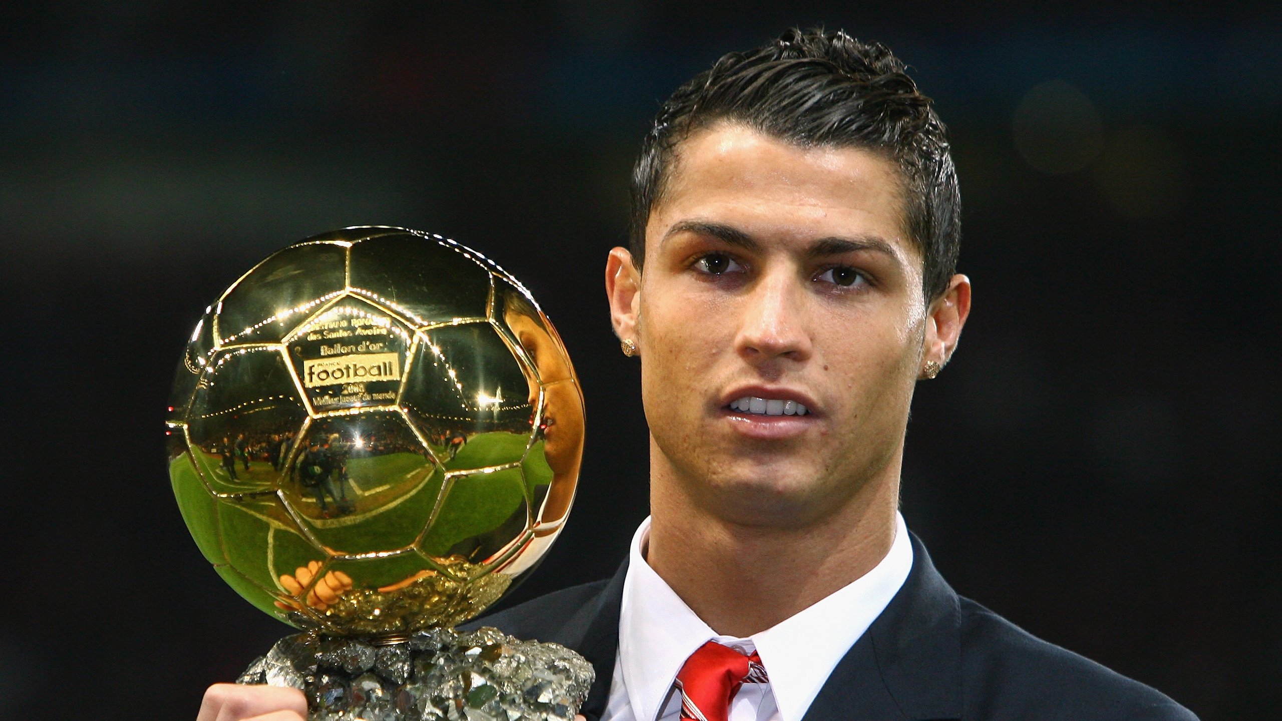 开云体育APP下载-球迷支持：夜晚球场助威声震天！，晚上球场打球的真实图片